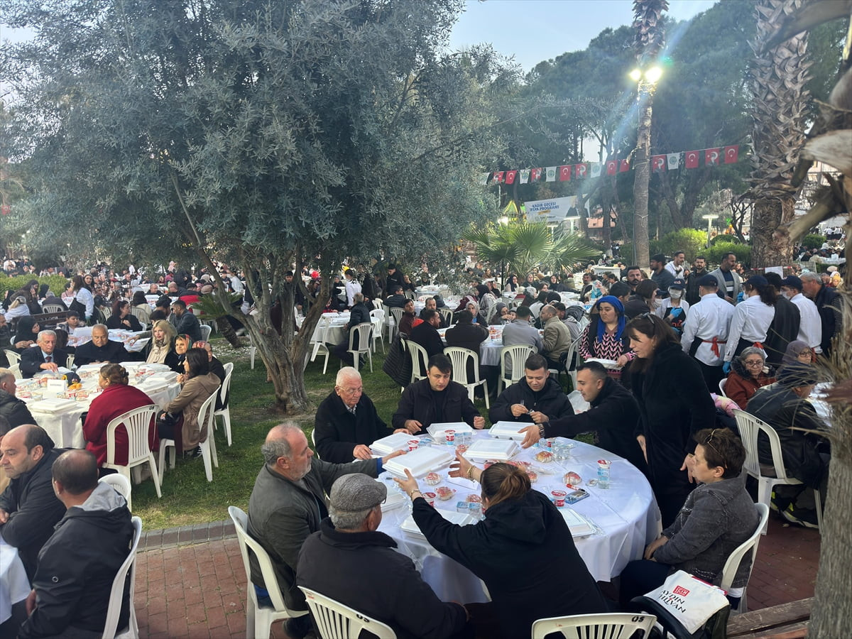 İzmir'de, Menemen Belediyesi tarafından Büyük Park'ta iftar programı düzenlendi.