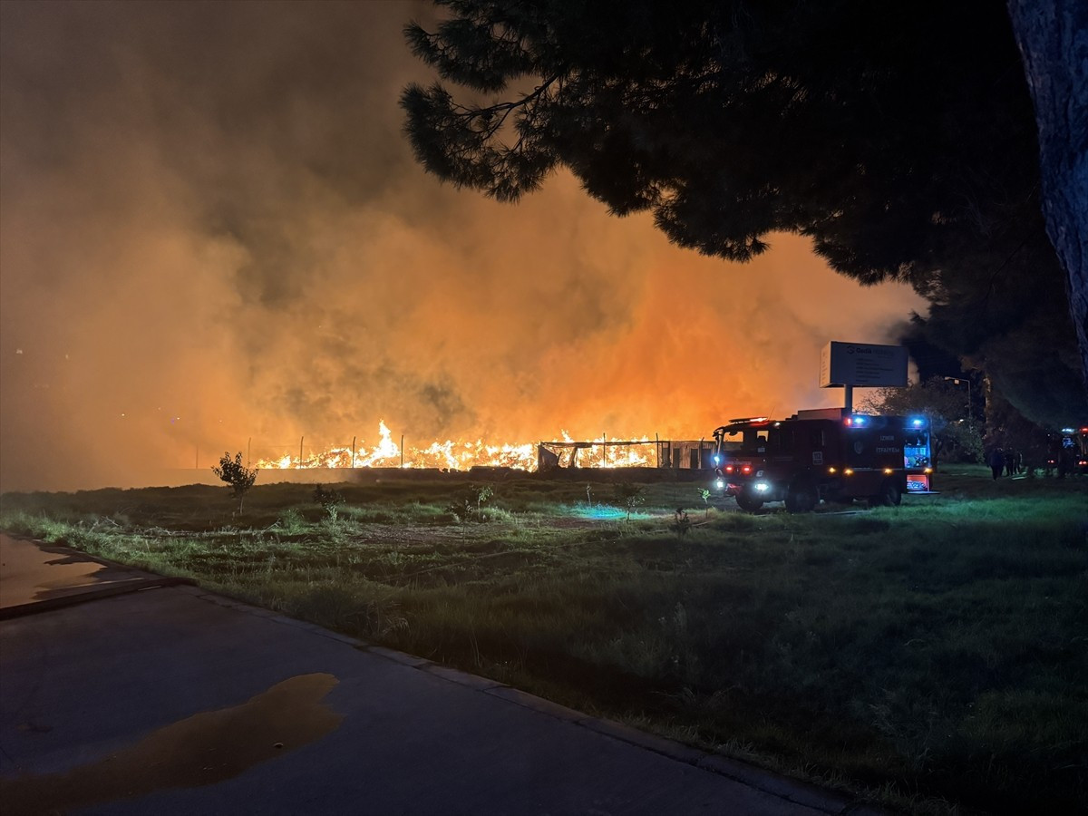 İzmir'de Menemen Belediyesine ait Kazımpaşa Mahallesi'ndeki çöp depolama alanında çıkan yangına...