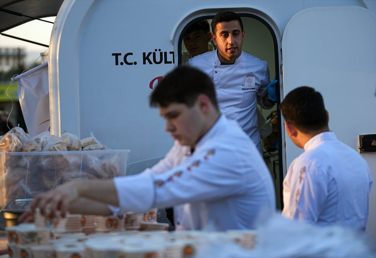 İzmir'de meslek lisesi öğrencileri kendi yaptıkları yemekleri iftara yetişemeyen vatandaşlara...