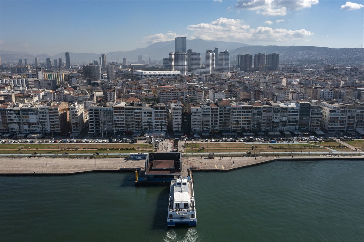 İzmir'de ocak ve şubat aylarında etkili olan sağanağın ardından Alsancak'ta yağmur suyu drenaj...