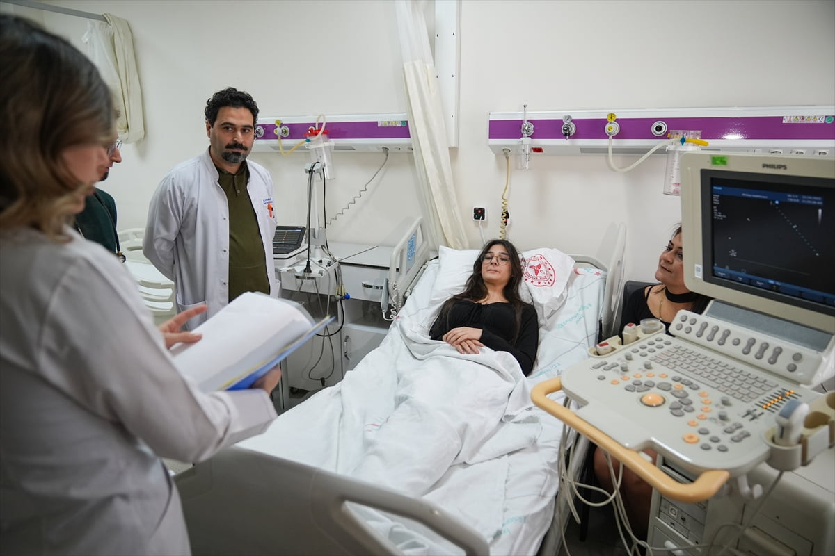 İzmir'de okul takımında futbol oynayabilmek için sağlık raporu almak amacıyla hastaneye giden lise...