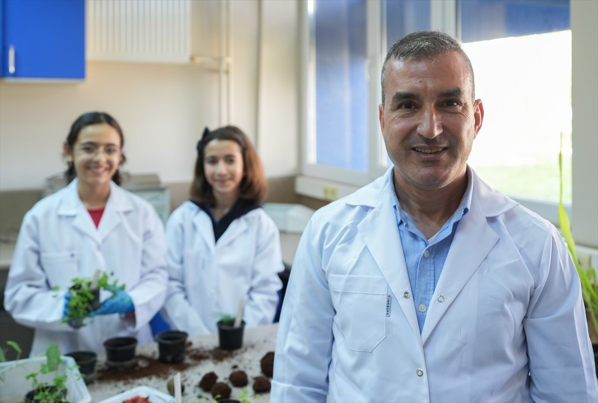 İzmir'de ortaokul öğrencileri, orman yangınlarında zarar gören alanların en kısa sürede yeşile...