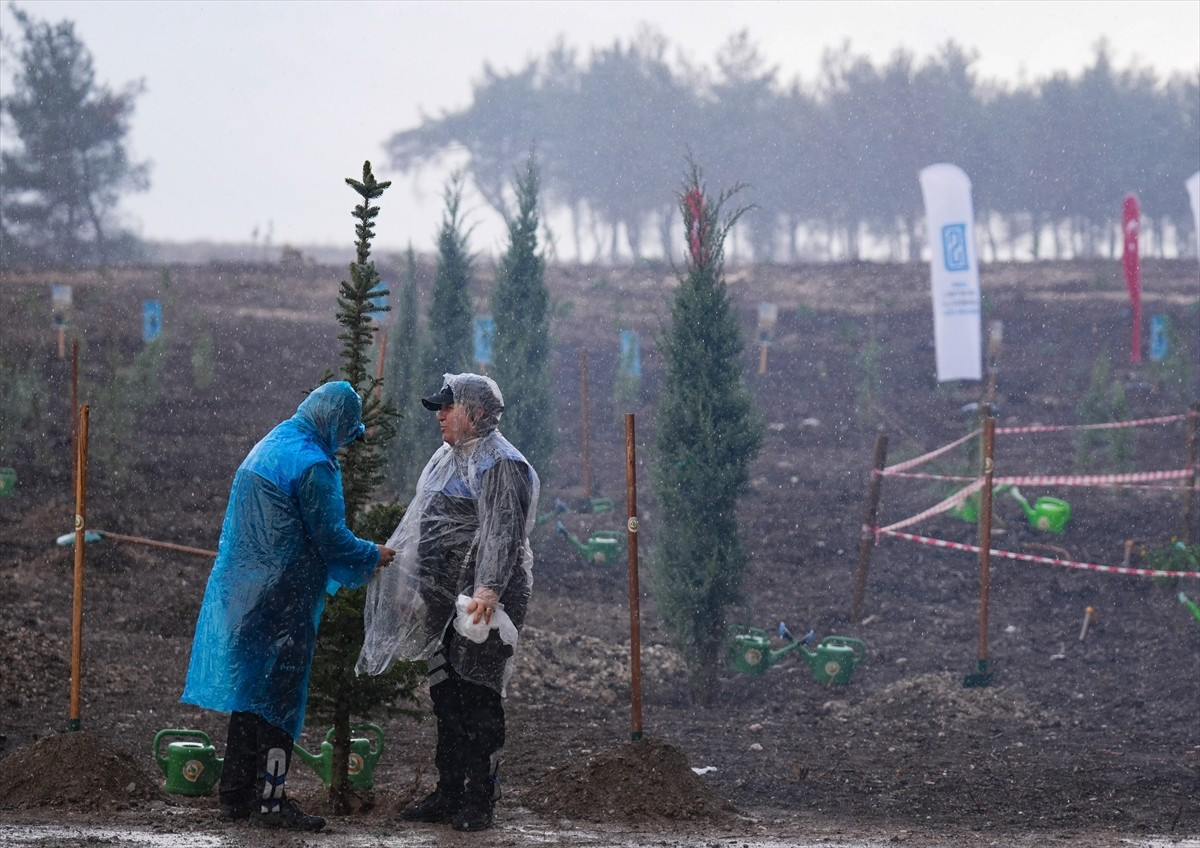 İzmir'de "Milli Ağaçlandırma Günü" etkinlikleri kapsamında fidan dikildi. İzmir Orman Bölge...