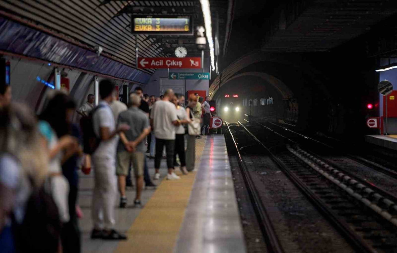 İZMİR'DE SABAH SAATLERİNDE METRO HATTINDAKİ SİNYALİZASYON SİSTEMİNİ BESLEYEN KABLOLARI ÇALMA...