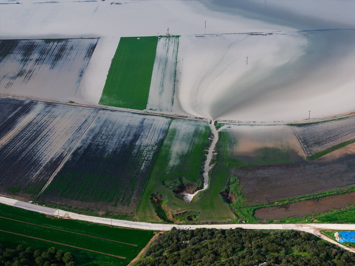 İzmir'de şiddetli yağışlar sonrası tarım arazileri sular altında kalan çiftçilerin açtıkları...