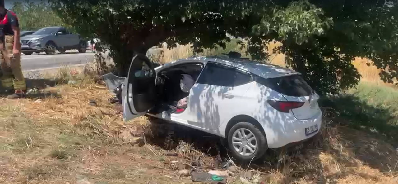 İZMİR'DE SOLLAMA YAPTIĞI İLERİ SÜRÜLEN OTOMOBİLİN KONTROLÜNDEN ÇIKARAK YOL KENARINDAKİ AĞACA...