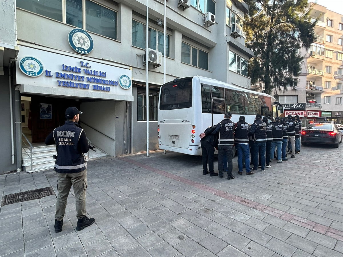 İzmir'de suç örgütüne yönelik operasyonda gözaltına alınan 17 şüpheliden 7'si...