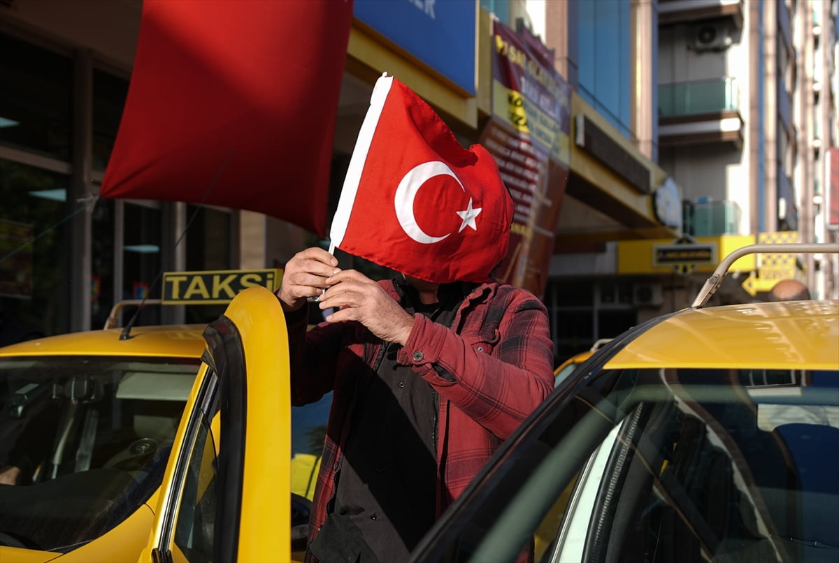 İzmir'de taksi şoförleri, terör örgütü YPG yandaşlarının Nusaybin-Kamışlı sınır hattında Türk...
