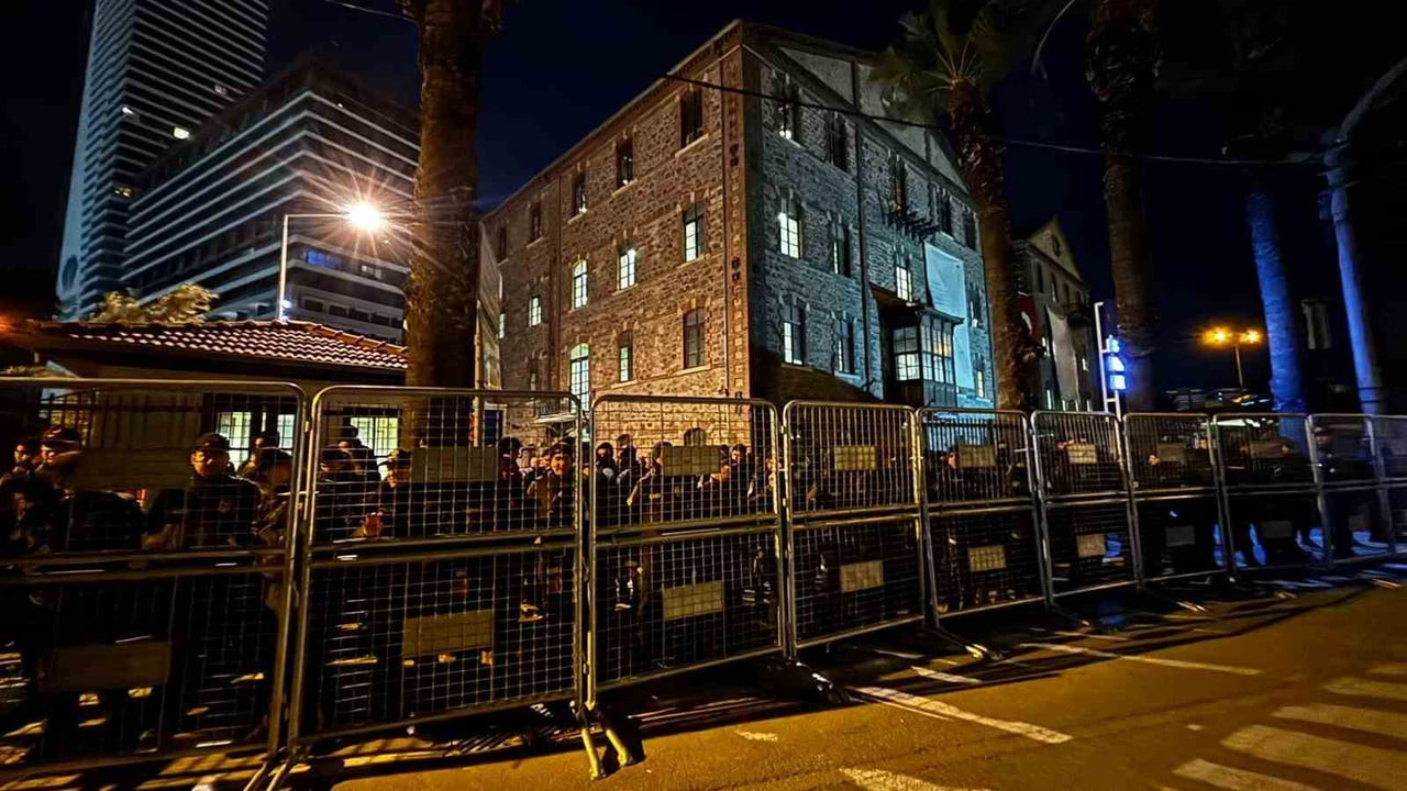 İZMİR'DE TARTIŞMALI 'MESLEK FABRİKASI' DEMİR BARİYERLE ÇEVRİLDİ