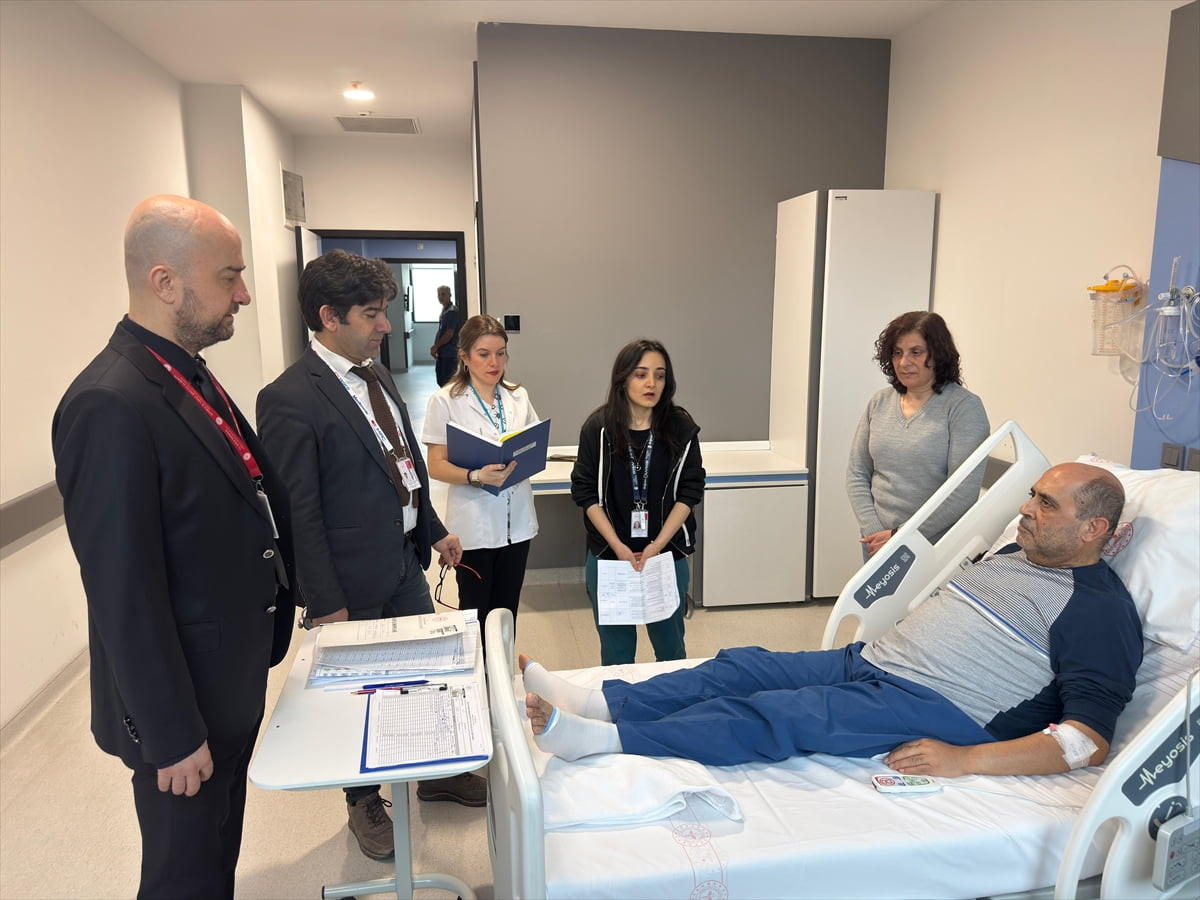 İzmir'de tıkalı 2 kalp damarının açılması için açık koroner baypas ameliyatı olmaktan korkan 56...