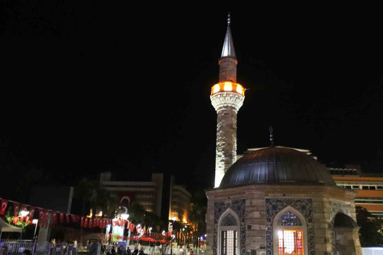 İZMİR'DE TÜM CAMİLERDEN AYNI ANDA SELA SESİ YÜKSELDİ