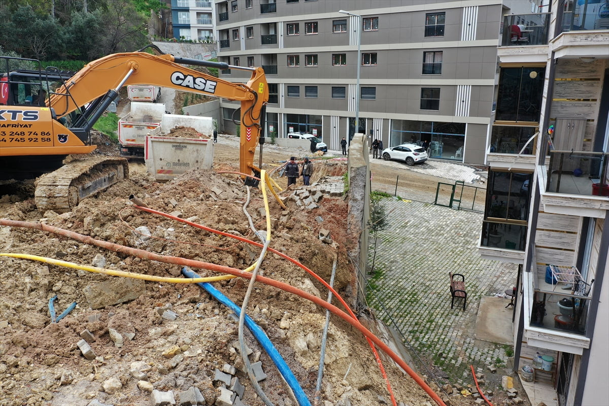 İzmir'de yağış sonrası çöken istinat duvarına ilişkin 4 ay önce hazırlanan bilirkişi raporunda...