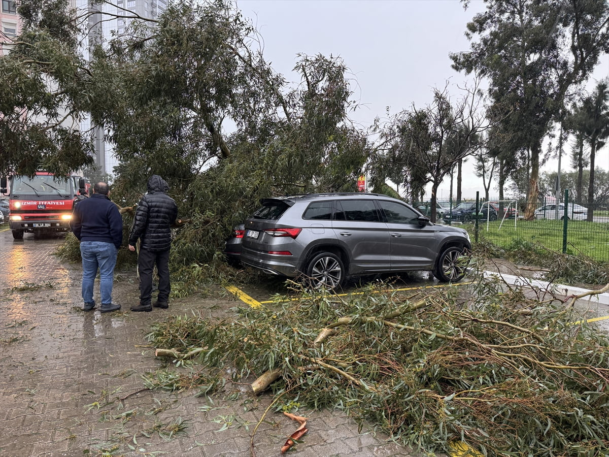 İzmir'de yağmur ve fırtına etkili oldu. Karşıyaka'da Mavişehir Mahallesi 2040 Sokak'taki bir ağaç...