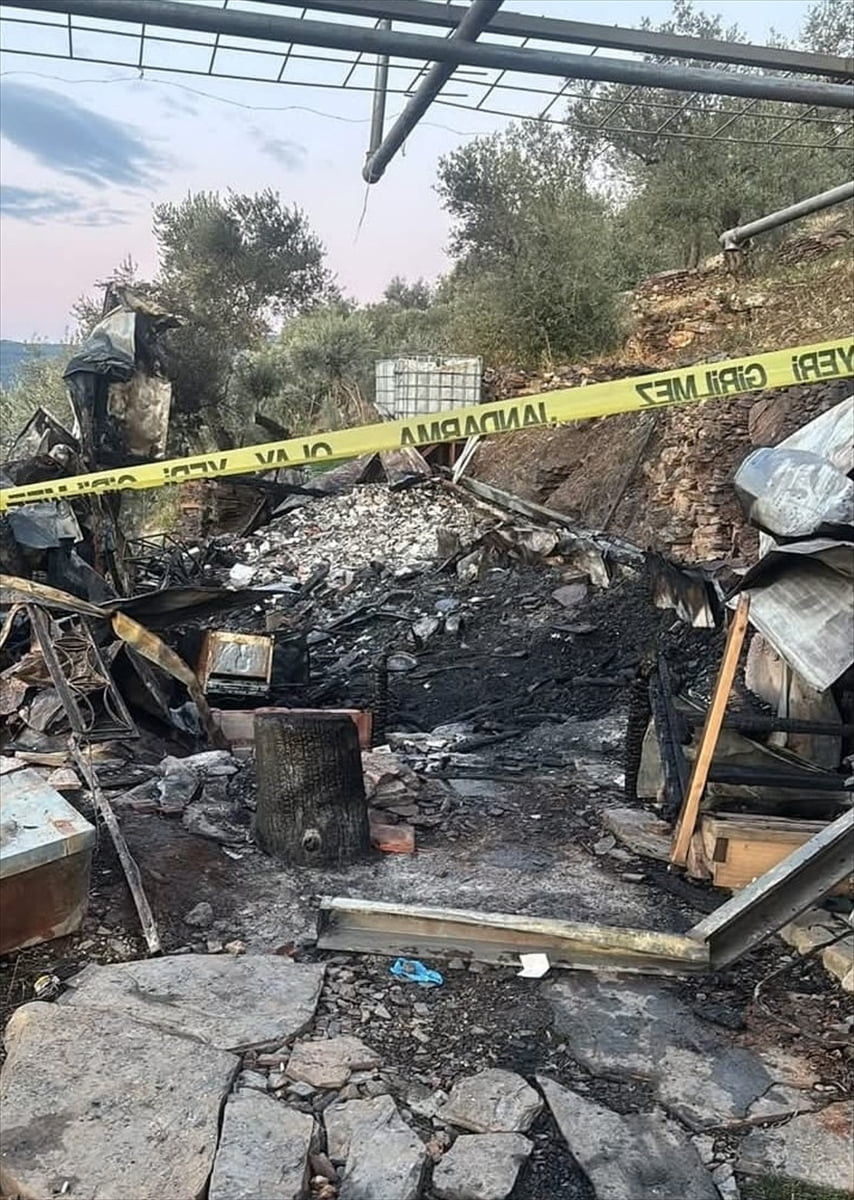 İzmir'in Bayındır ilçesinde evde çıkan yangında 1 kişi hayatını kaybetti, 1 kişi...