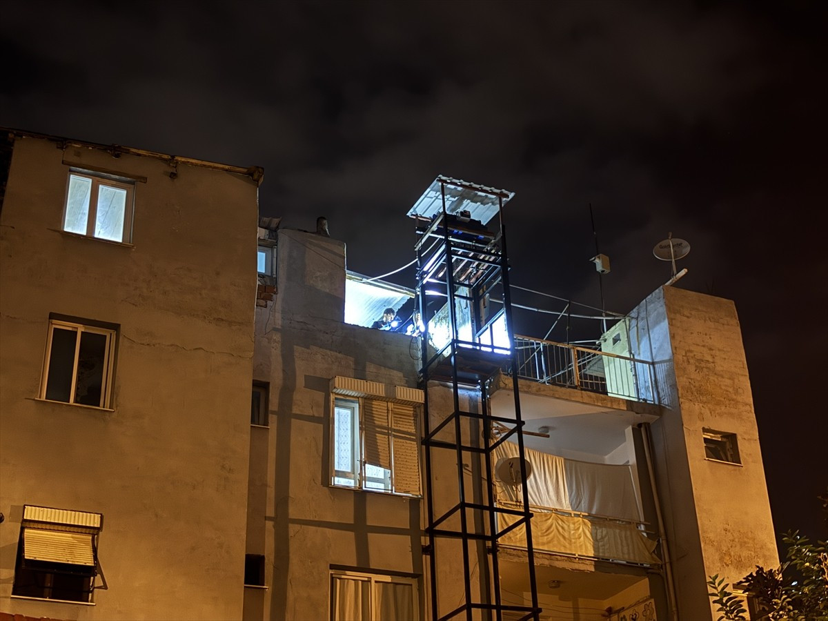 İzmir'in Bayraklı ilçesinde, bedensel engelli kardeşi için apartmanın dış cephesine yaptırdığı yük...