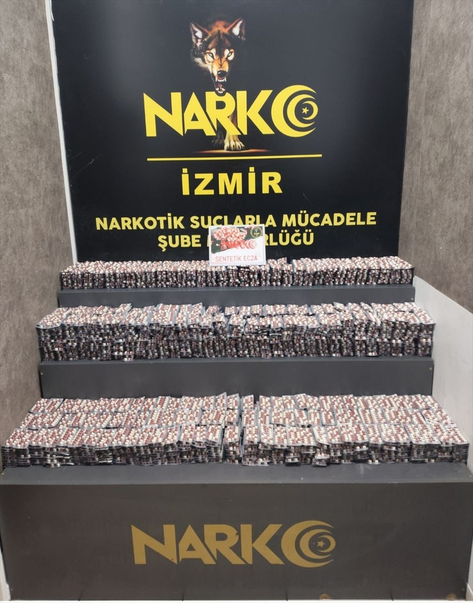 İzmir'in Bayraklı ilçesinde, bir eve düzenlenen operasyonda 55 bin 552 uyuşturucu hap ele...