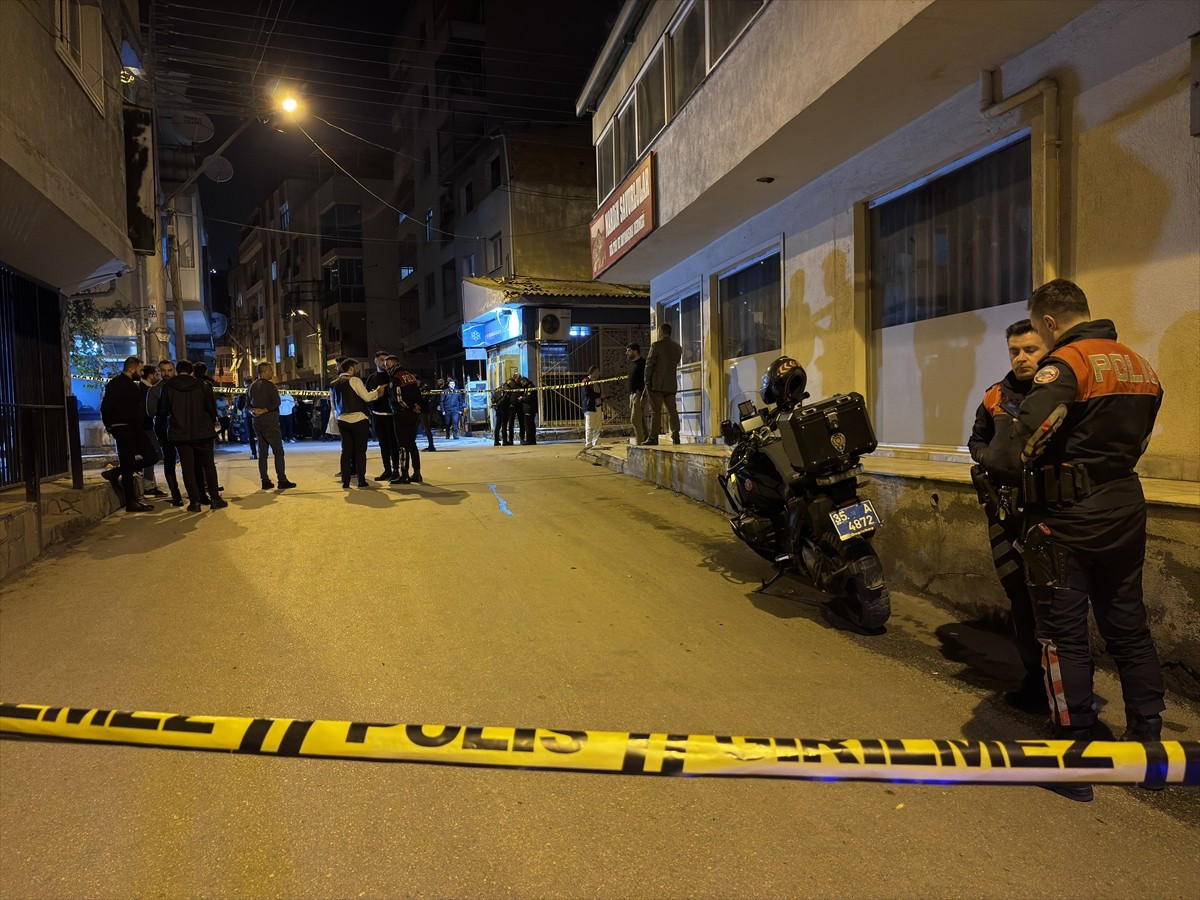 İzmir'in Bayraklı ilçesinde düzenlenen silahlı saldırıda 1 kişi hayatını kaybetti, 3 kişi...