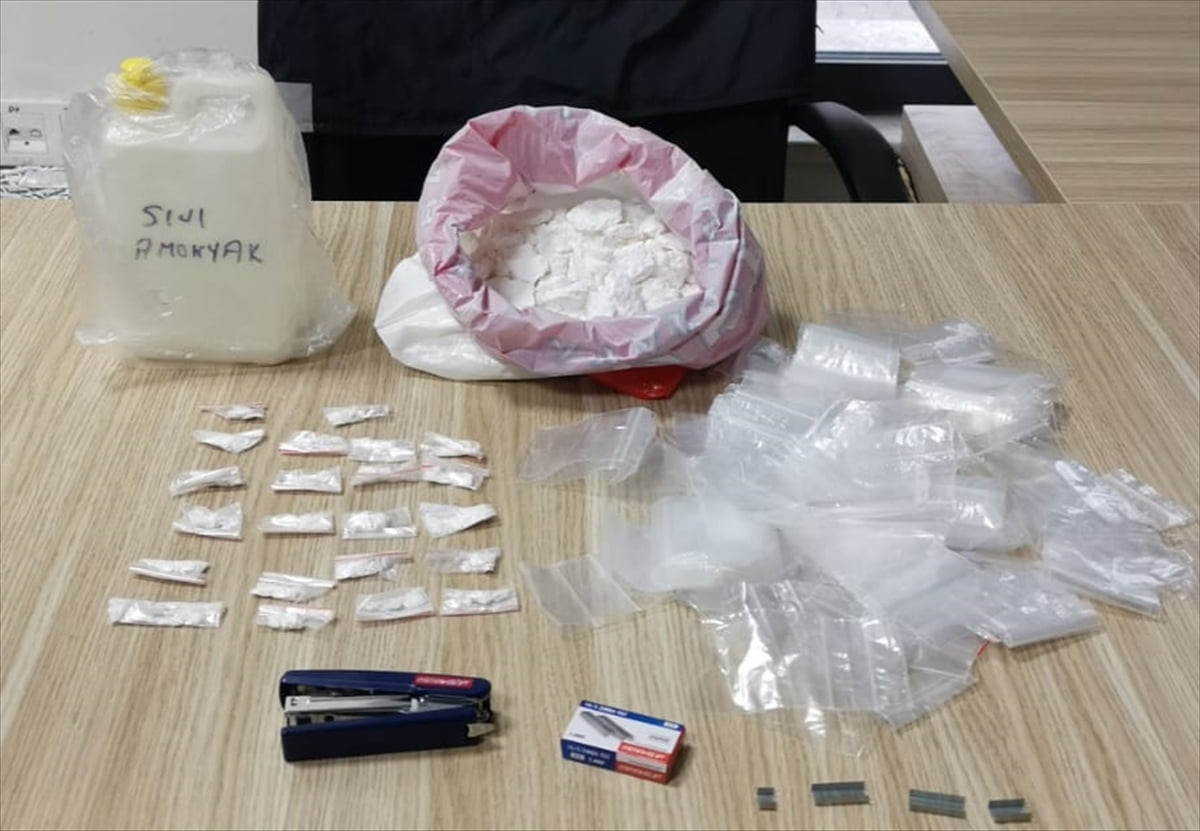 İzmir'in Bayraklı ilçesinde uyuşturucuyla yakalanan şüpheli gözaltına alındı. Şüphelinin üzerinde...