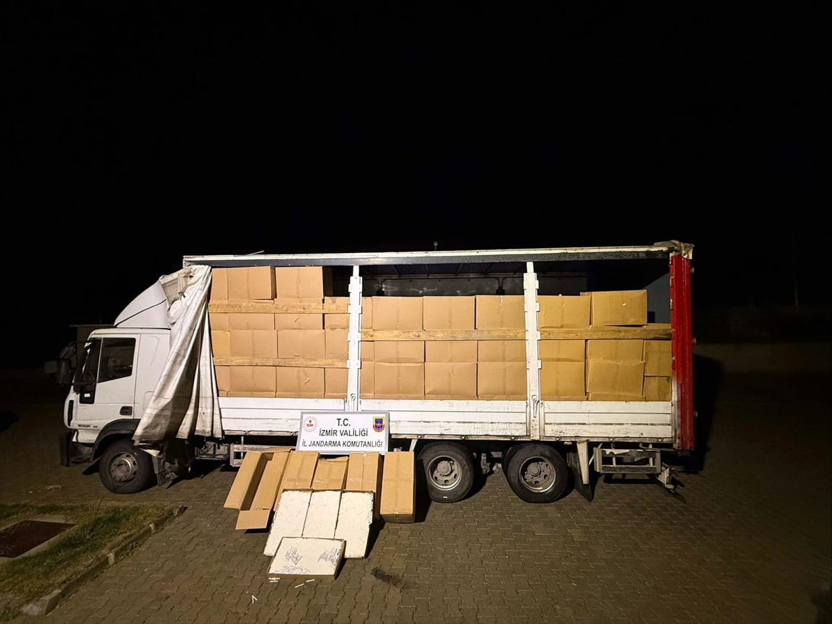 İzmir'in Bergama ilçesinde kamyonunda 5 milyon bandrolsüz sigara ele geçirilen şüpheli, adli...