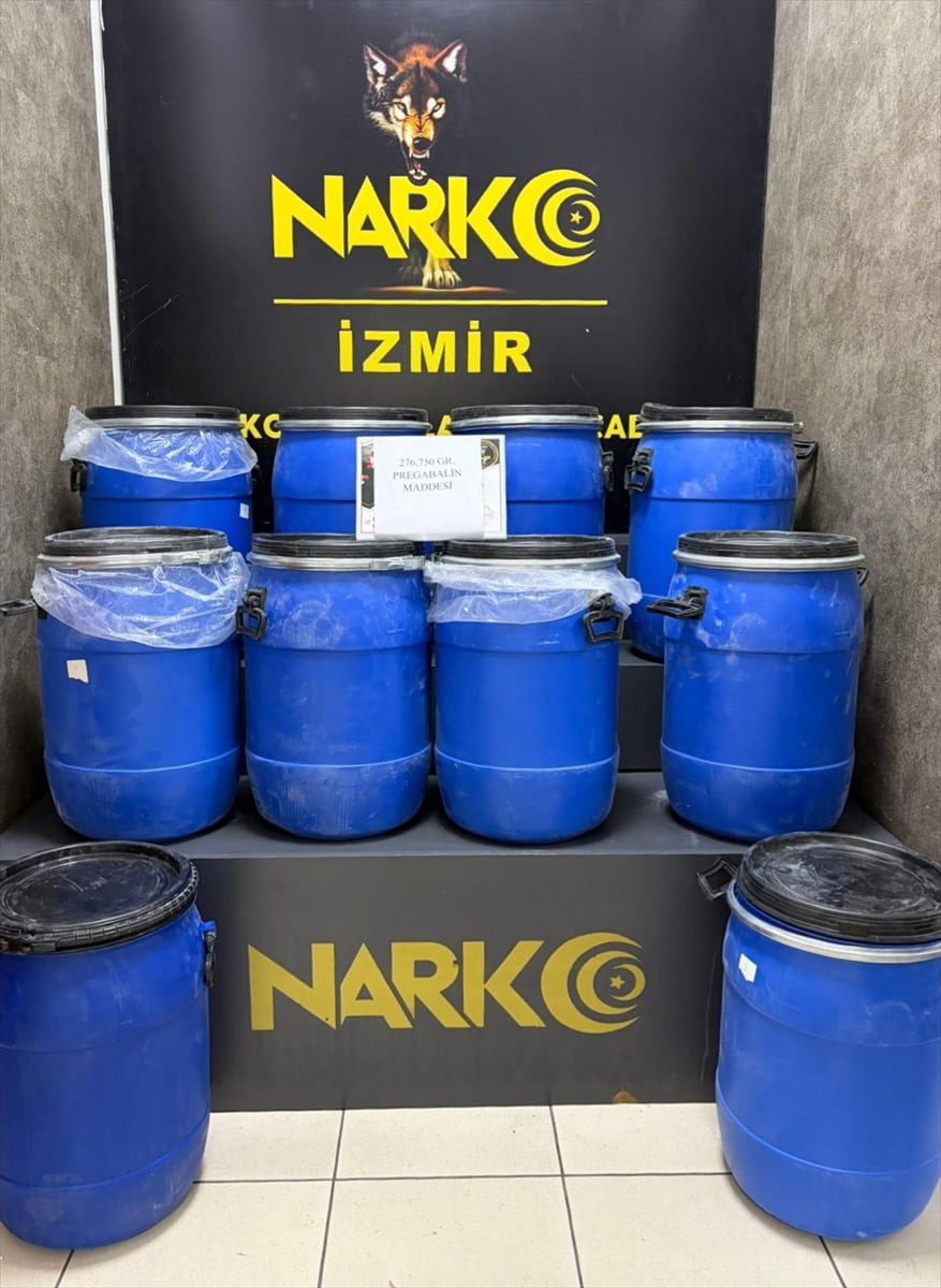 İzmir'in Bornova ilçesinde aracında sentetik ecza hapı yapımında kullanılan uyuşturucu ele...