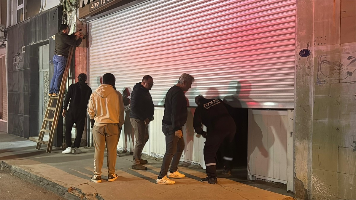 İzmir'in Bornova ilçesinde baskı atölyesinde çıkan yangın itfaiye ekiplerinin müdahalesiyle...