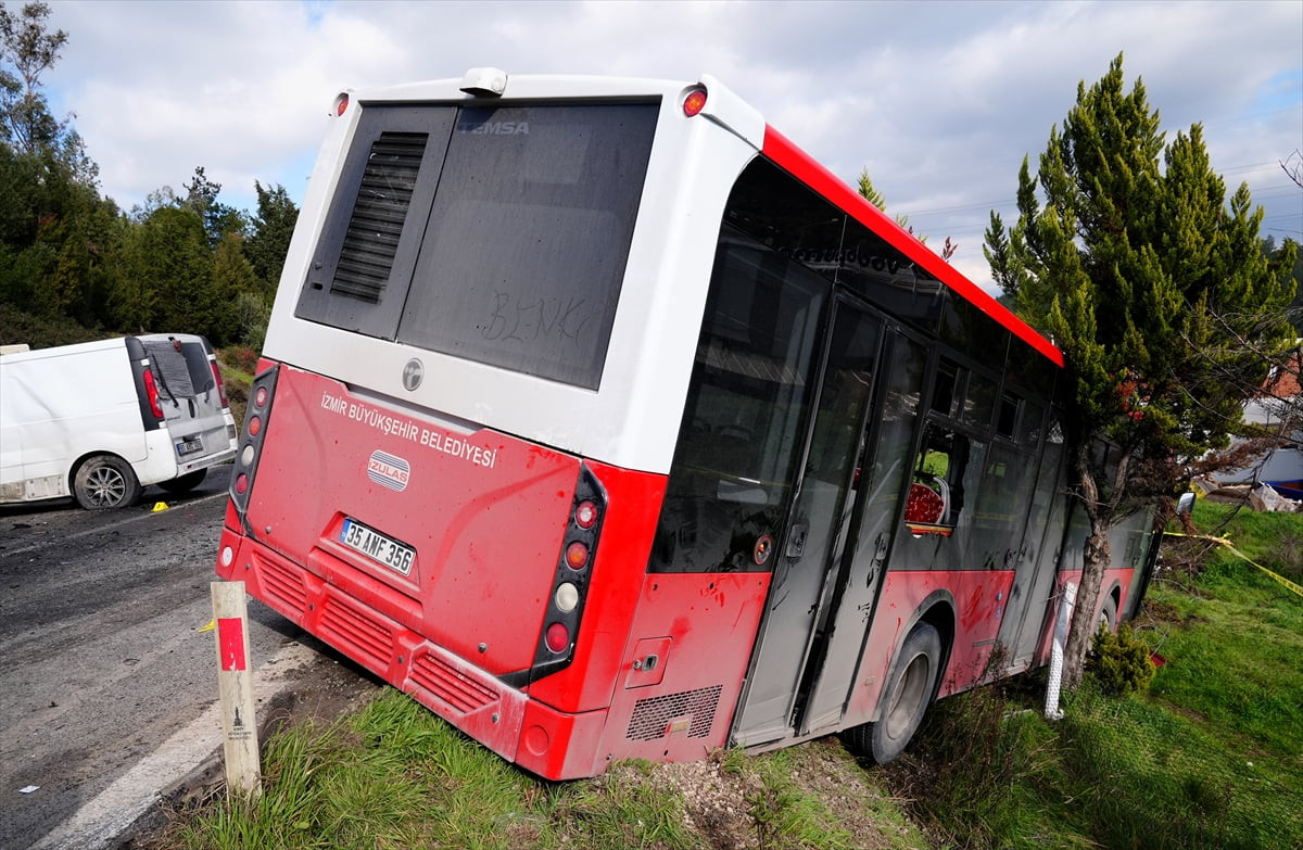 İzmir'in Bornova ilçesinde belediye otobüsü ile panelvanın çarpışması sonucu 1 kişi öldü, 8 kişi...