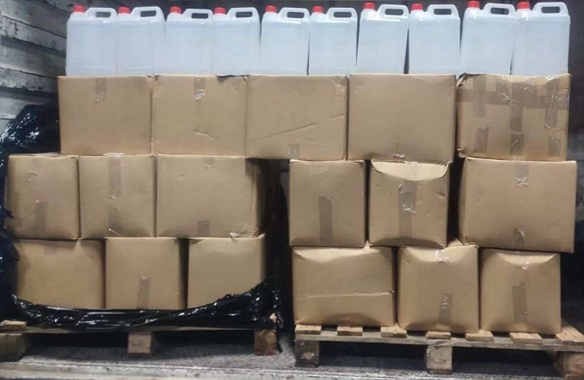 İzmir'in Bornova ilçesinde bir kamyonette sahte içki yapımında kullanıldığı öne sürülen 860 litre...