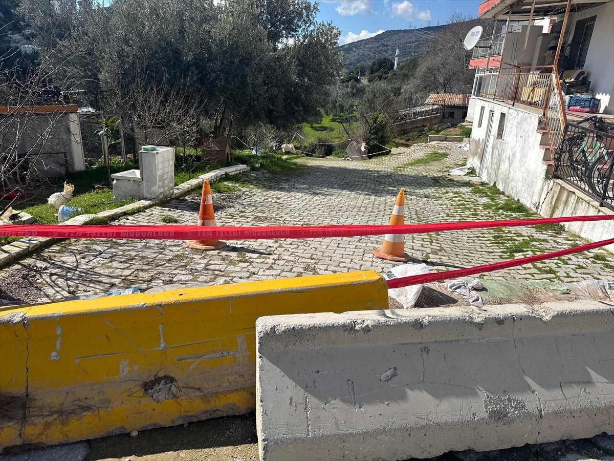 İzmir'in Bornova ilçesinde heyelan nedeniyle önündeki perde betonu yıkıldıktan sonra tahliye...