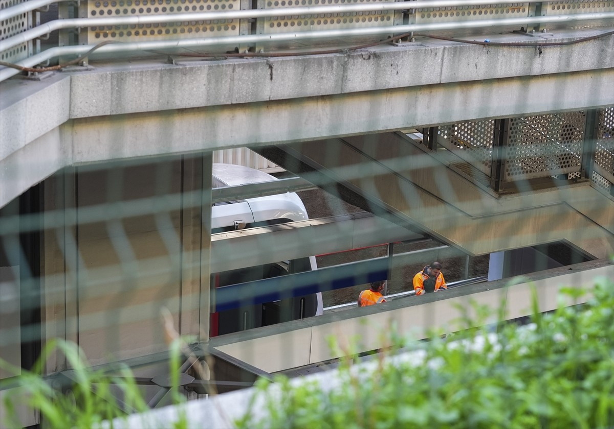 İzmir'in Bornova ilçesinde metronun raydan çıkması nedeniyle ulaşımda aksama yaşandı. Narlıdere...