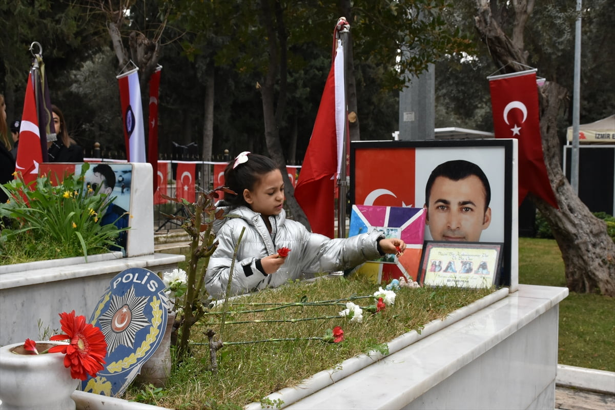 İzmir'in Bornova ilçesinde şehit aileleri, Ramazan Bayramı arifesinde yakınlarının mezarlarına...