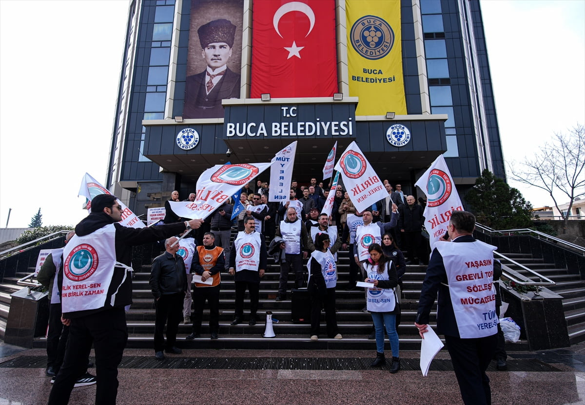 İzmir'in Buca Belediyesinde çalışan yaklaşık 300 memur, 7 aydır sosyal denge tazminatı ve diğer...