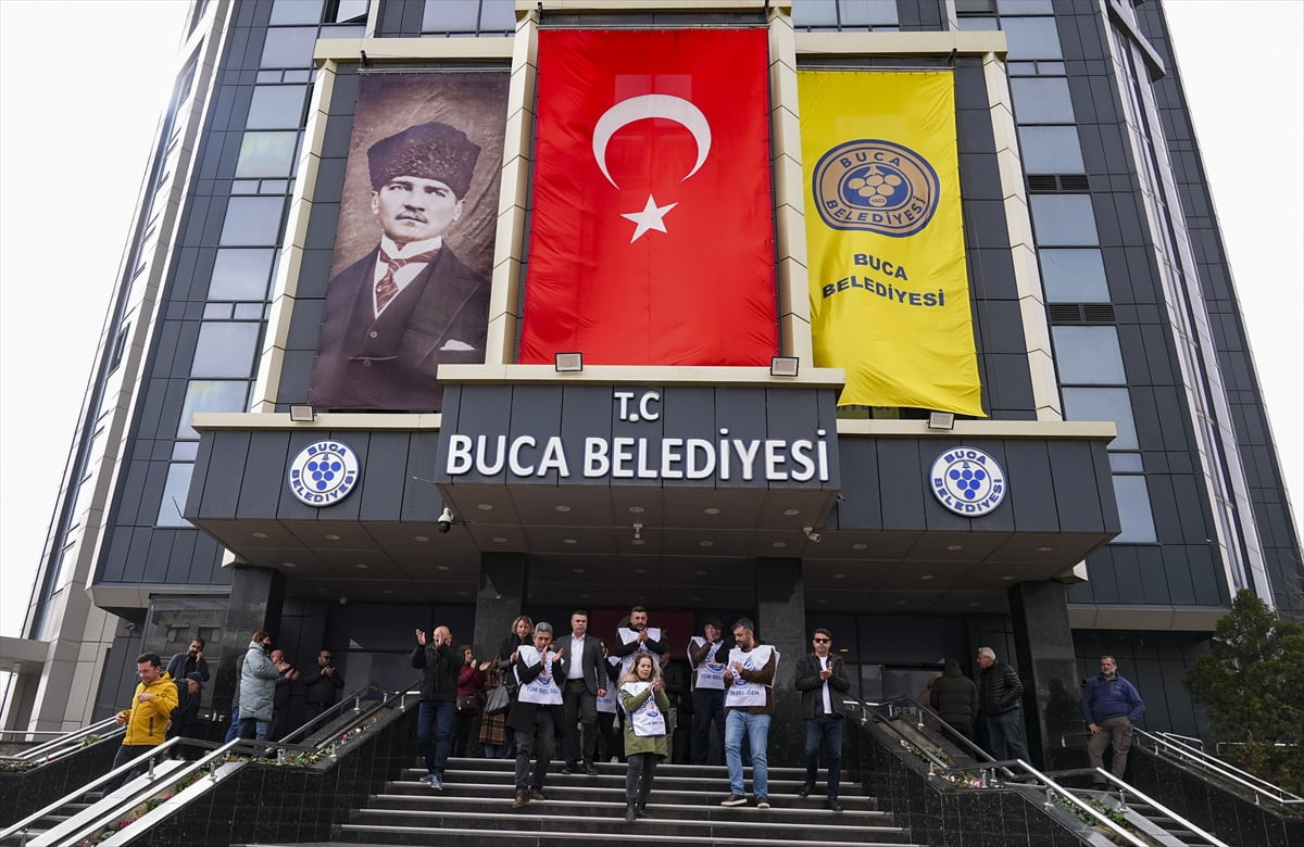 İzmir'in Buca Belediyesinde çalışan yaklaşık 300 memur, 7 aydır Sosyal Denge Tazminatı ve diğer...