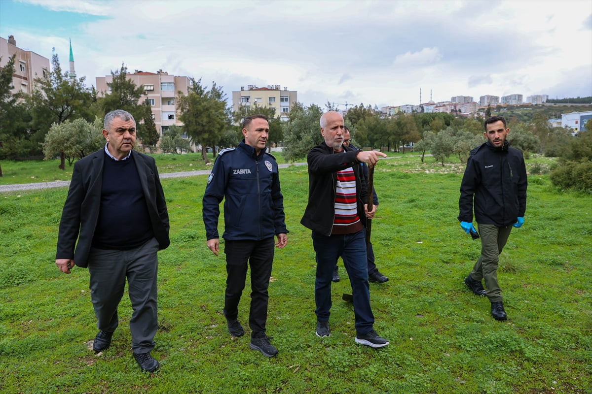 İzmir'in Buca ilçesinde aralarında kedi, köpek, karga ve tavuğun olduğu 8 hayvanın ölümüyle ilgili...
