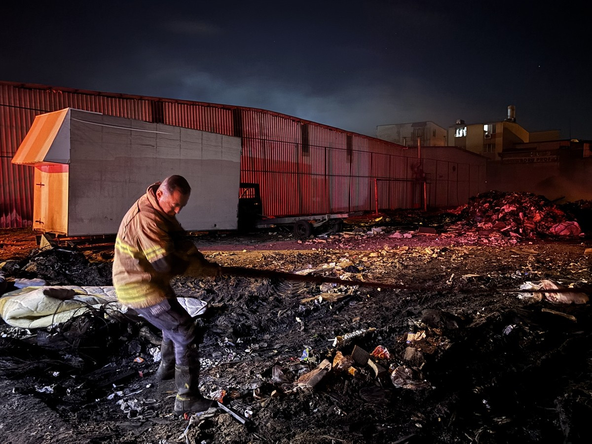  İzmir'in Buca ilçesinde, boş alandaki atık yığınında çıkan yangında bir kamyonet kullanılamaz...