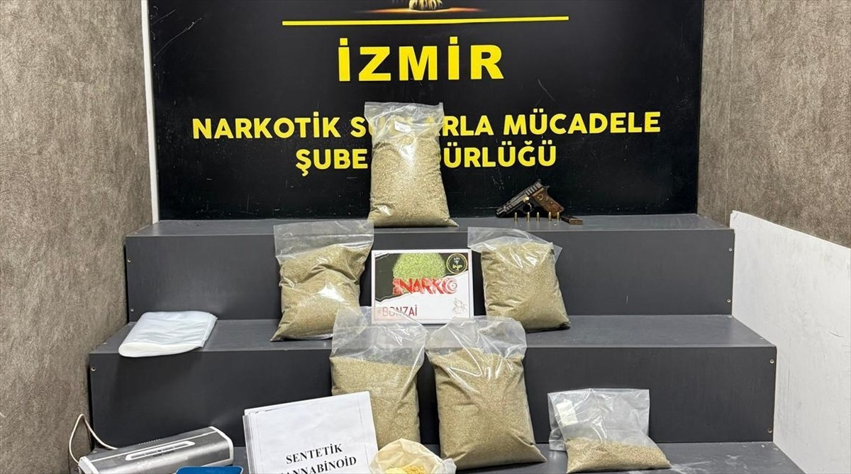 İzmir'in Buca ilçesinde düzenlenen operasyonda 6 kilo 940 gram sentetik uyuşturucu ele geçirildi...