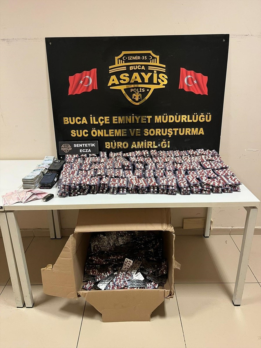 İzmir'in Buca ilçesinde düzenlenen uyuşturucu operasyonunda gözaltına alınan 10 zanlıdan 3'ü...