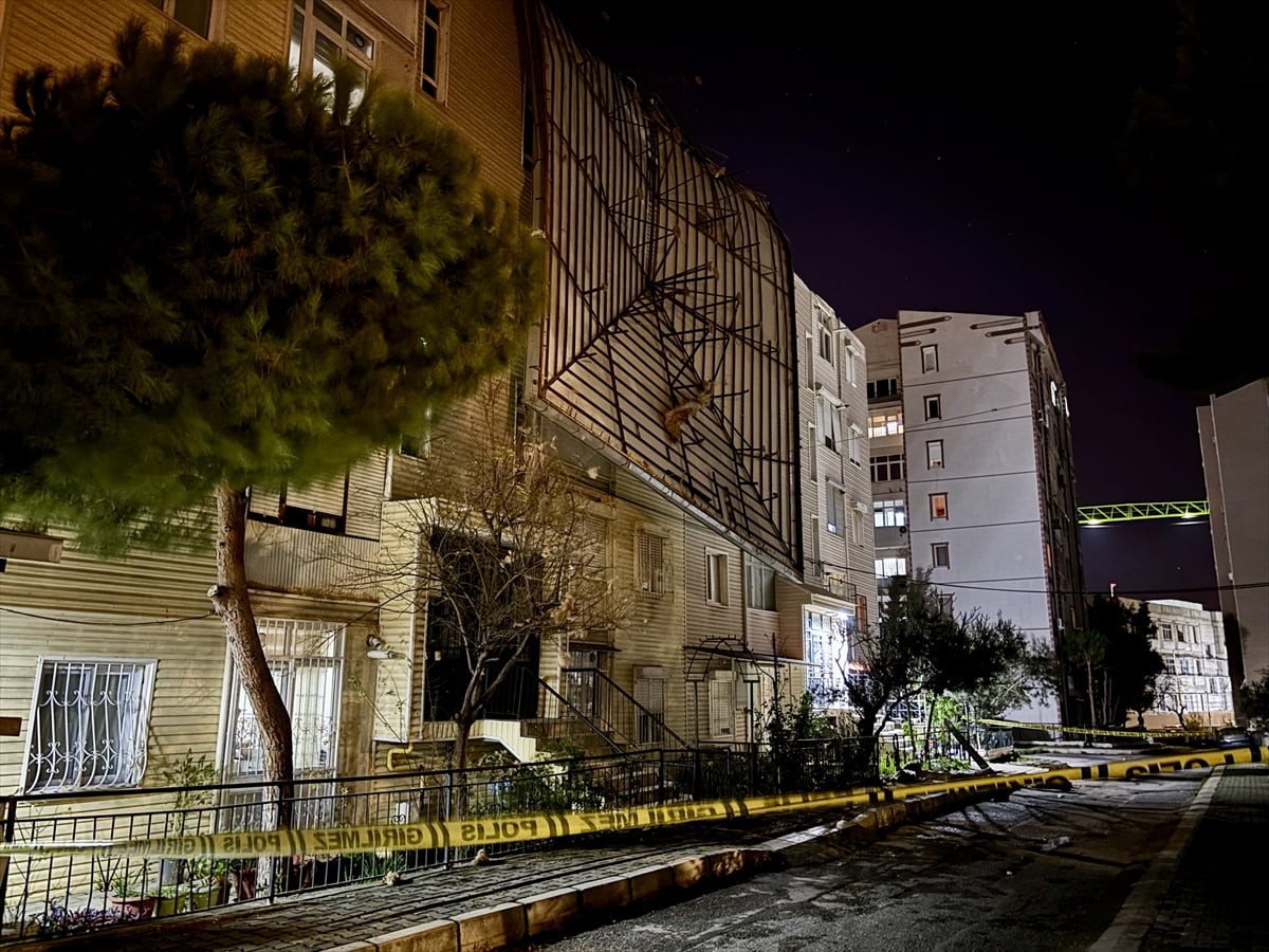 İzmir'in Buca ilçesinde etkili olan fırtına nedeniyle bazı evlerin çatıları uçtu. Olaylarda...