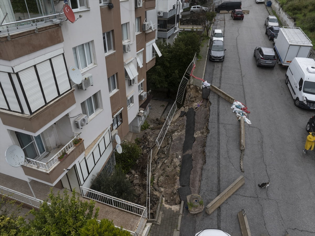 İzmir'in Buca ilçesinde geçen ay şiddetli yağışların ardından çöken istinat duvarının bulunduğu...