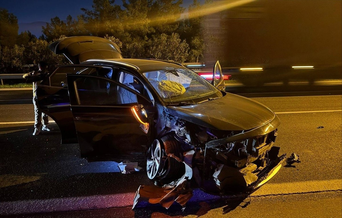 İzmir'in Buca ilçesinde iki otomobilin çarpışması sonucu 7 kişi yaralandı.