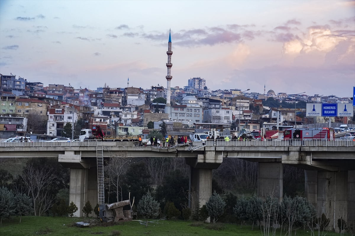 İzmir'in Buca ilçesinde, iş makinesi yüklü tırın hafif ticari araca çarptıktan sonra viyadükten...