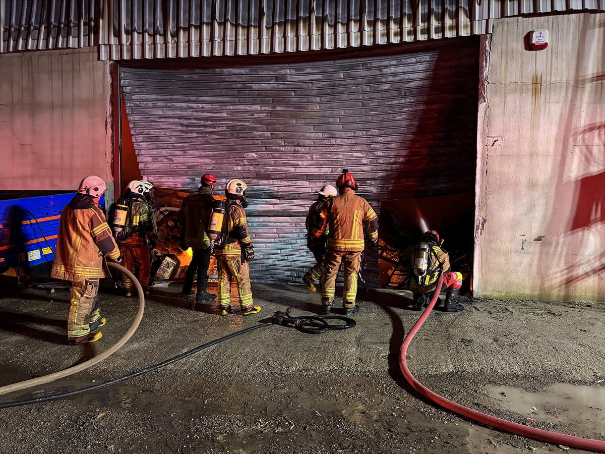 İzmir'in Buca ilçesinde mobilya atölyesinde çıkan ve depoya sıçrayan yangına müdahale...