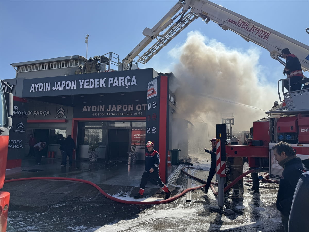 İzmir'in Buca ilçesinde, otomobil yedek parça dükkanında başlayan ve 2 iş yerine sıçrayan yangın...