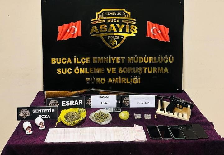 İZMİR'İN BUCA İLÇESİNDE UYUŞTURUCU MADDE TİCARETİ VE İMALATINA YÖNELİK DÜZENLENEN OPERASYONDA 5...