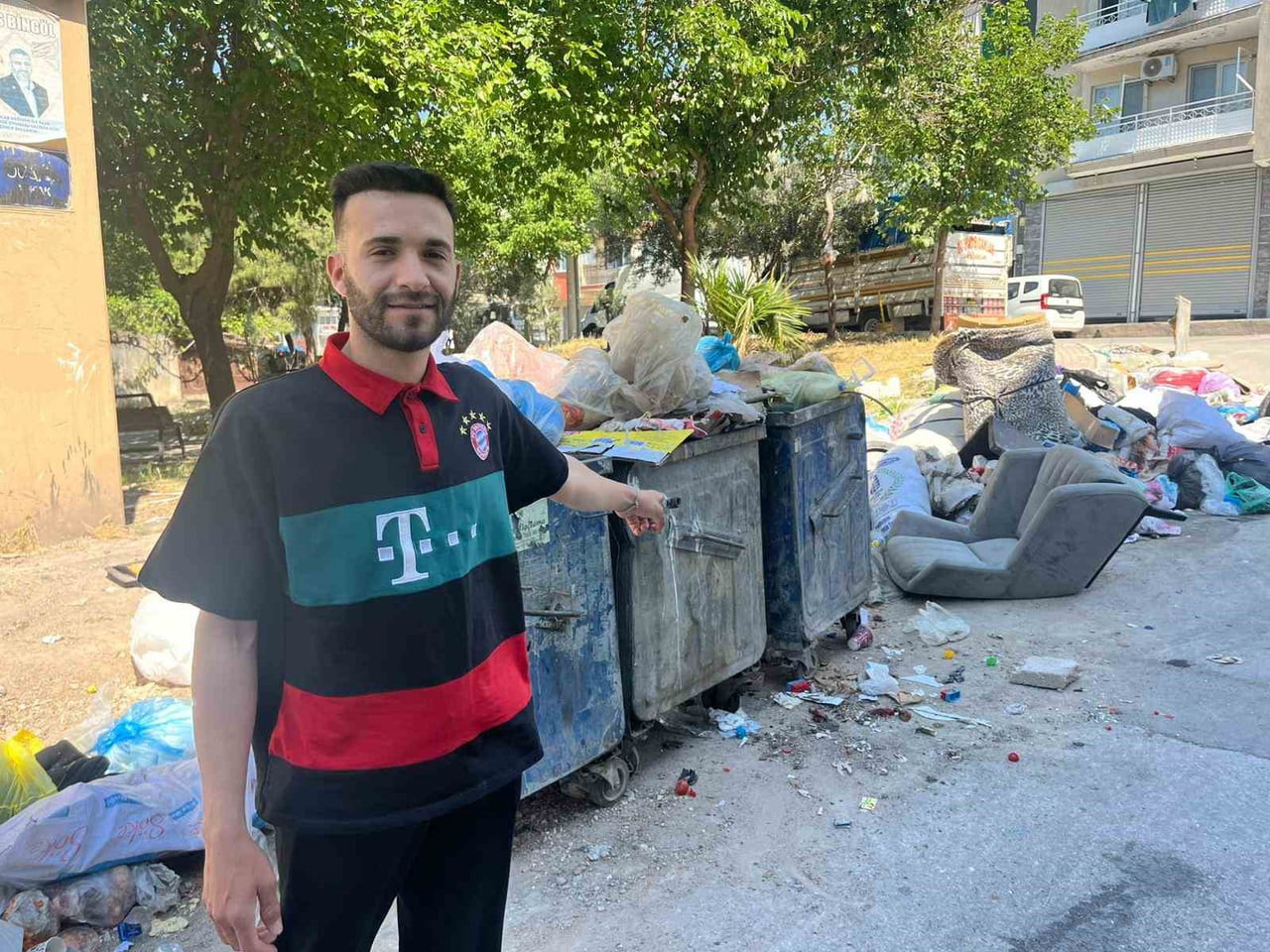İZMİR'İN BUCA İLÇESİNDE VATANDAŞLAR BAYRAMA ÇÖP YIĞINLARI VE KÖTÜ KOKUYLA UYANDI.