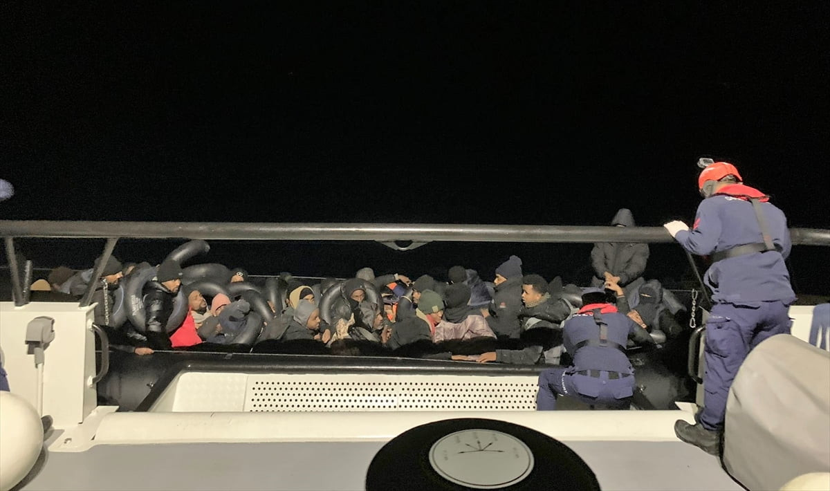 İzmir'in Çeşme ilçesi açıklarında 44 düzensiz göçmen yakalandı, motor arızası nedeniyle sürüklenen...