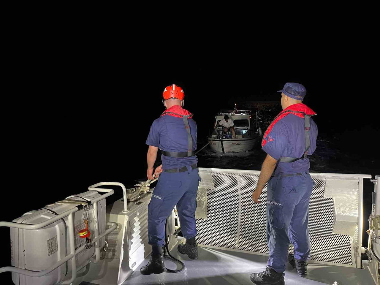 İZMİR'İN ÇEŞME İLÇESİ AÇIKLARINDA MOTOR ARIZASI NEDENİYLE SÜRÜKLENEN ÖZEL TEKNEDEKİ 3 KİŞİ, SAHİL...