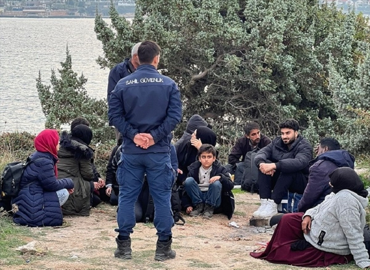 İzmir'in Çeşme ilçesinde 7'si çocuk 24 düzensiz göçmen yakalandı.