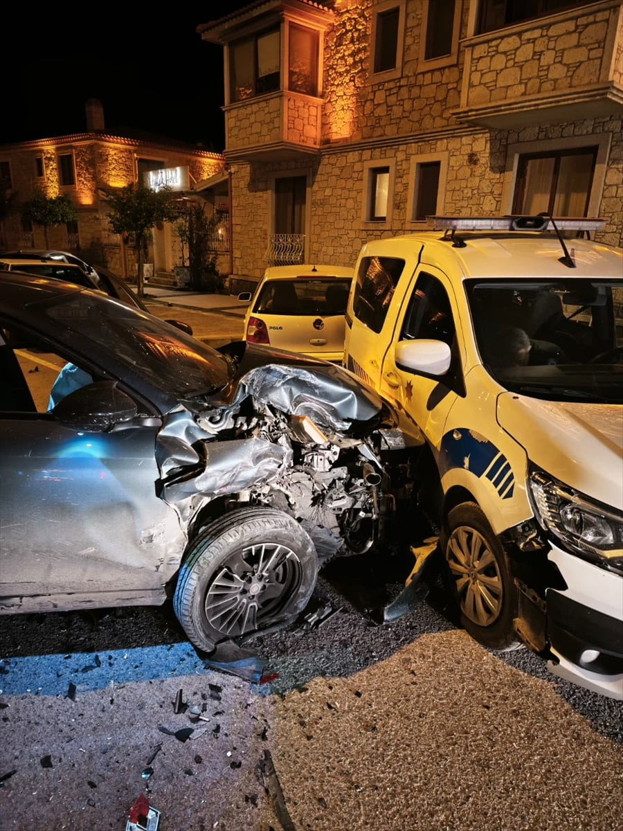 İzmir'in Çeşme ilçesinde bir otomobilin park halindeki polis aracına çarpması güvenlik kamerasınca...