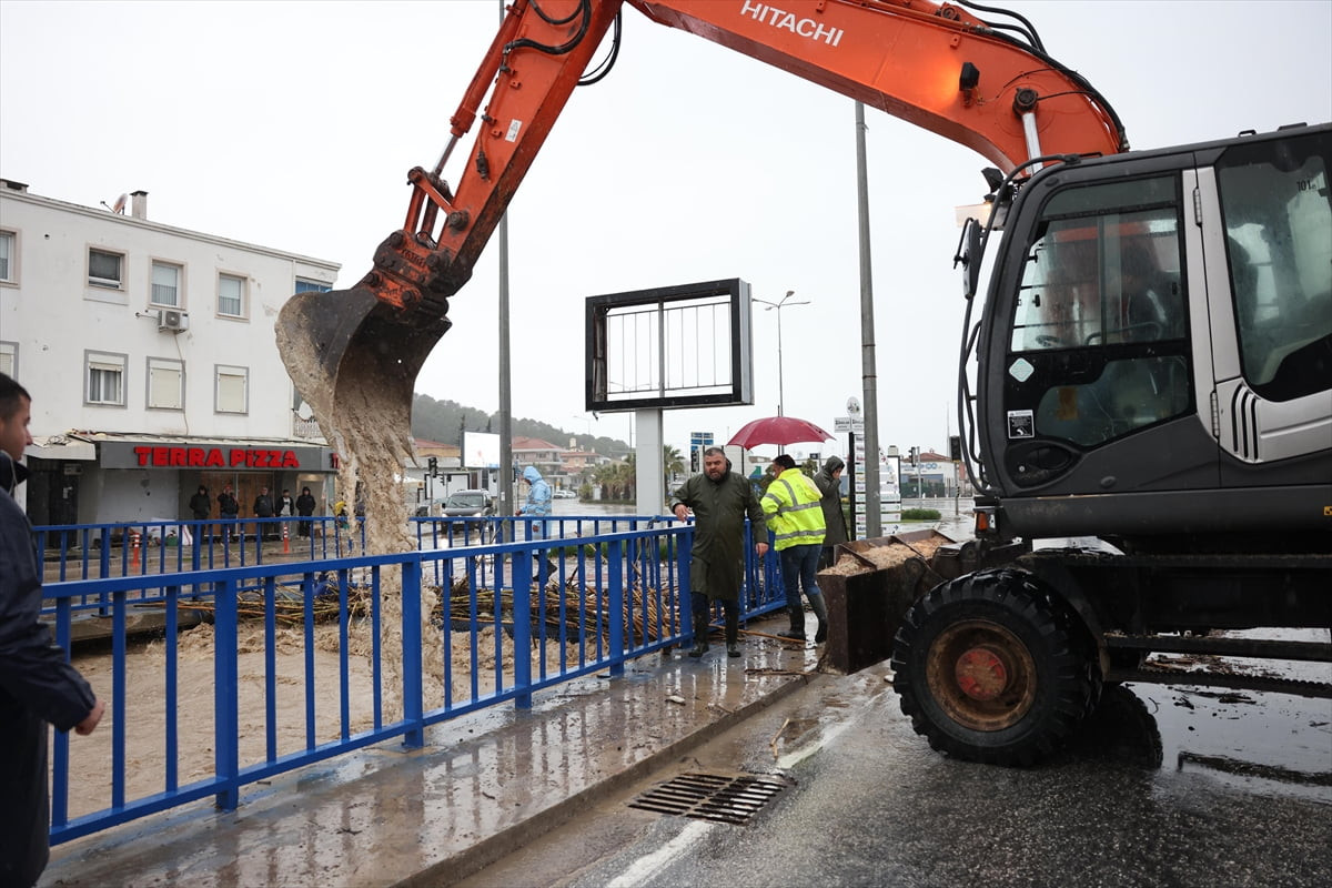 İzmir'in Çeşme ilçesinde etkili olan yağış nedeniyle cadde ve sokaklarda su birikintileri oluştu...