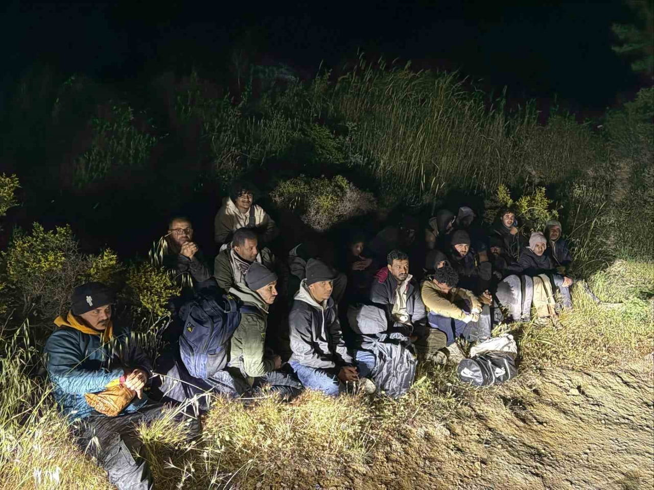İZMİR'İN ÇEŞME İLÇESİNDE JANDARMA EKİPLERİNİN DÜZENLEDİĞİ OPERASYONDA, YASA DIŞI YOLLARLA YURT...